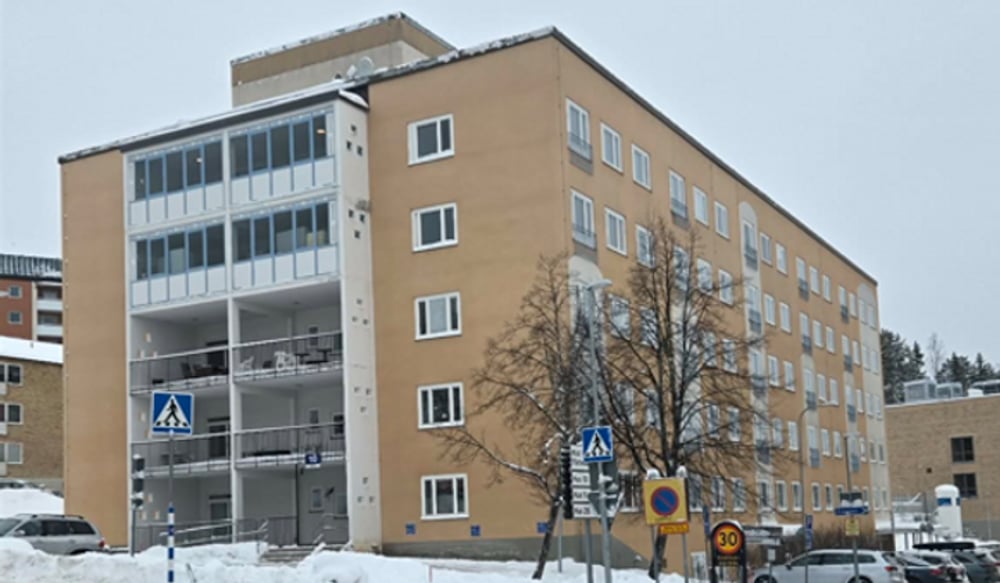 Hus 10 på Hudiksvalls sjukhus i vintermiljö. Bilden är tagen från kortsidan och visar fasaden och balkongerna mot Jakobsbergsvägen. 