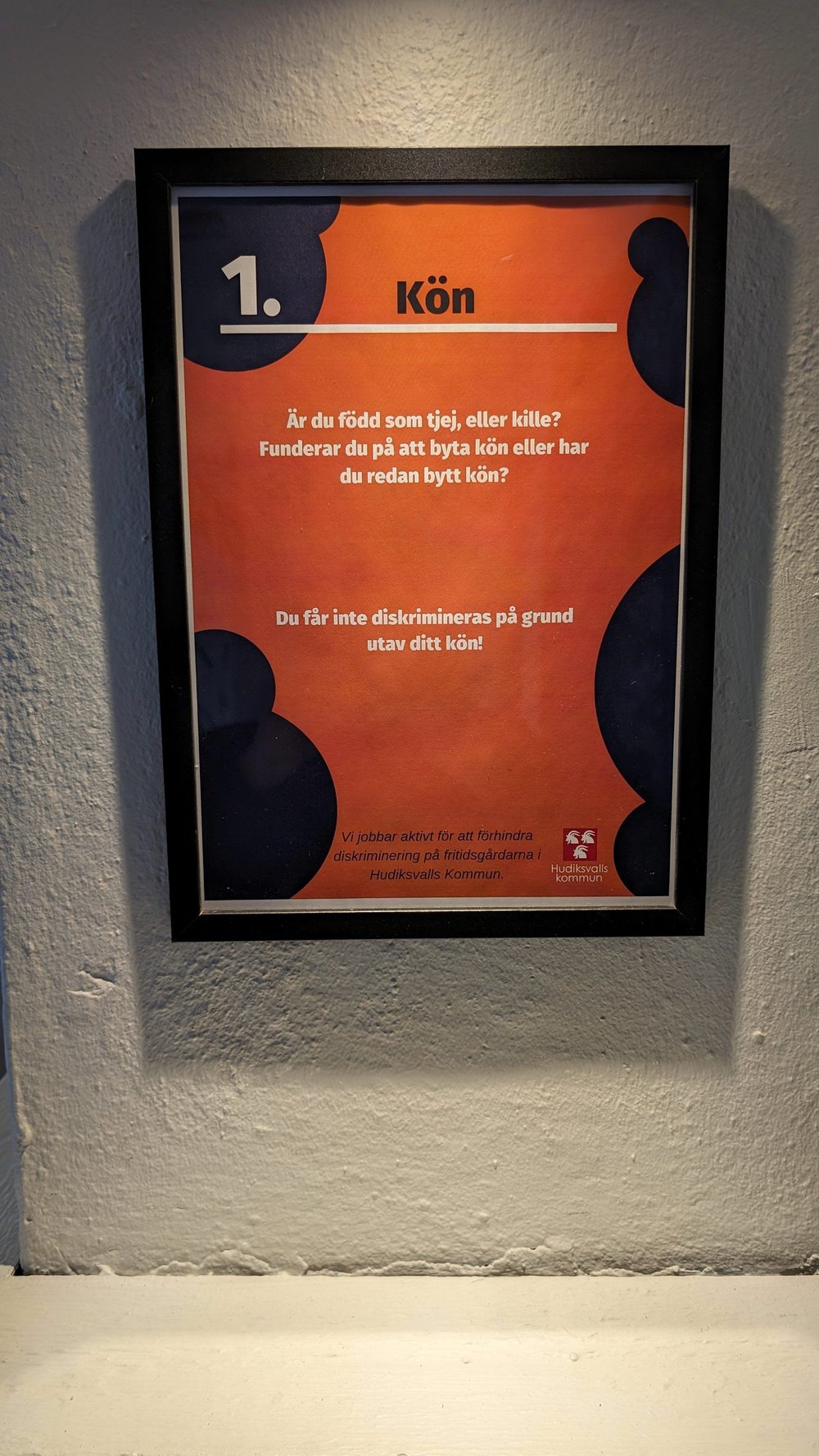 Skylt. Fritidsgårdarna i Hudiksvall arbetar aktivt för att förebygga diskriminering vilket också ses på olika platser i lokalerna.