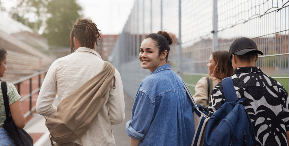 En grupp ungdomar som går bredvid varandra.