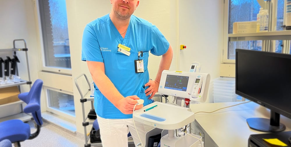 Rickard Nilsson, medicinteknisk ingenjör i Region Gävleborg jobbar med lösning för att vitalparametrar ska föras över automatiskt från monitor till Cosmic.