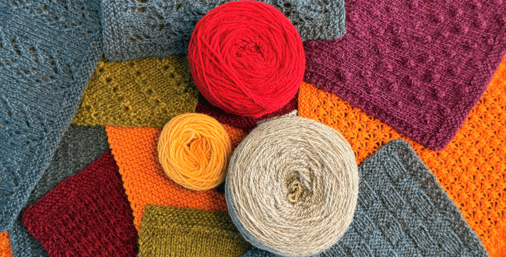 En närbild av garn och ett garnnystan.