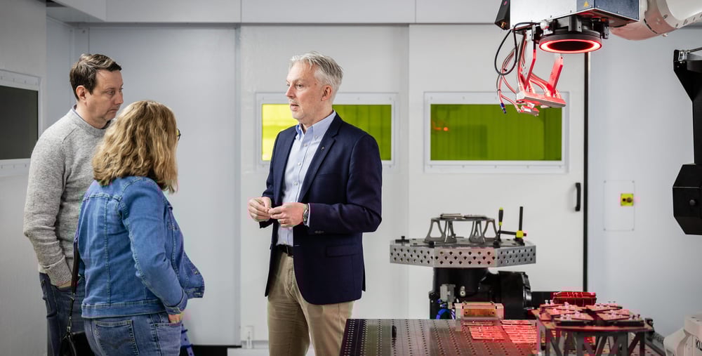 Niclas Cronsell och Cecilia Hedlöf från regional utveckling tillsammans med NITIU:s vd Patrik Eriksson under invigningen av labbet i Sandviken.