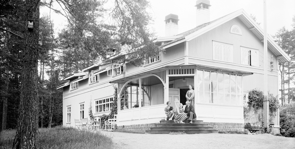 Ett svartvitt foto av ett stort hus.