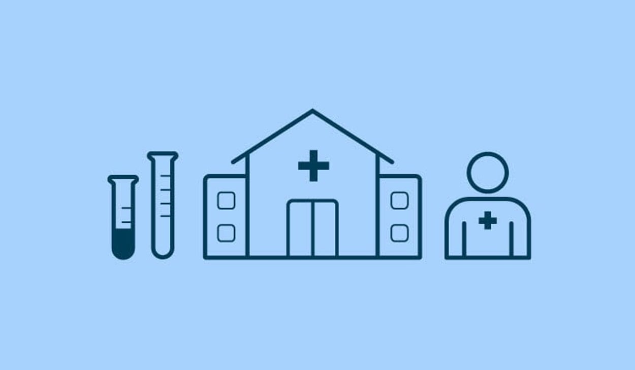 En ikon med ett sjukhus i mitten, omgivet av provrör till vänster och olika typer av piller till höger, på en ljusblå bakgrund.