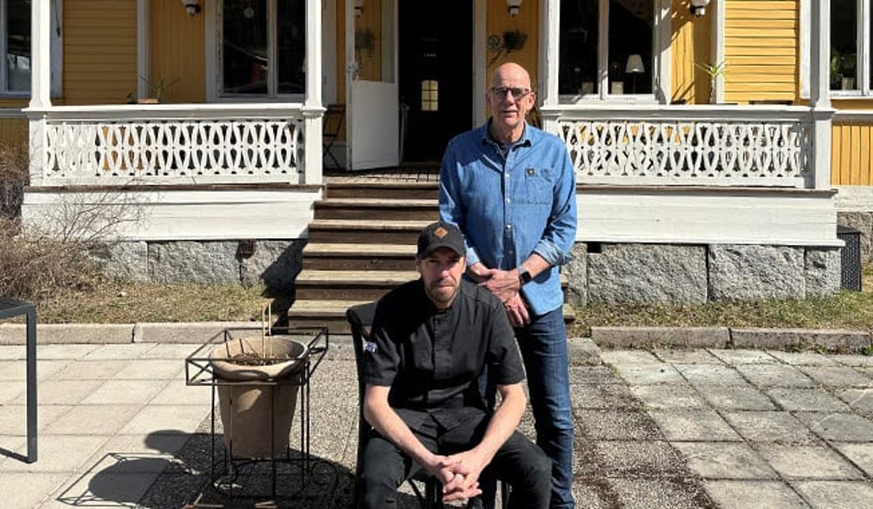 Två personer utanför Lokattens värdshus