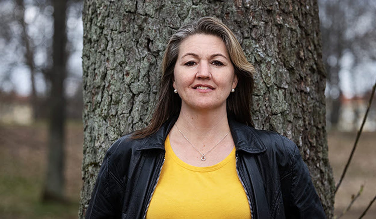 Annica Aneklev framför en trädstam