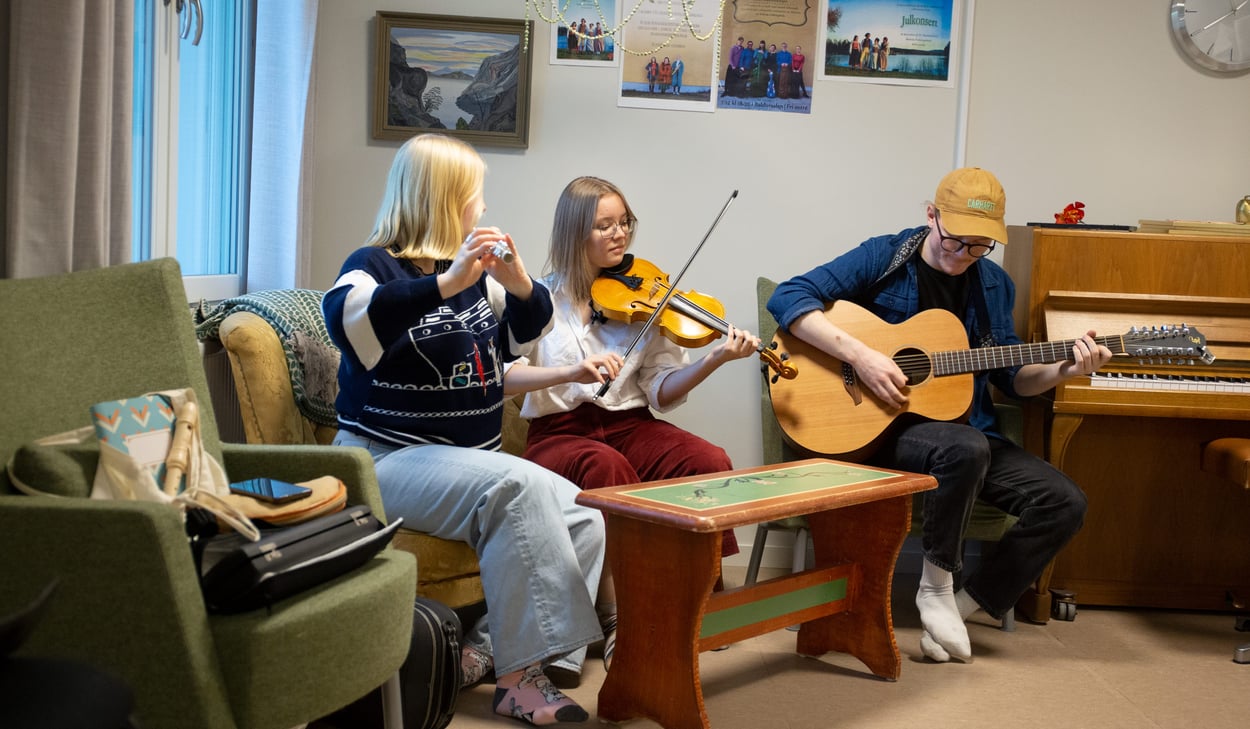 Musikelever som spelar instrument