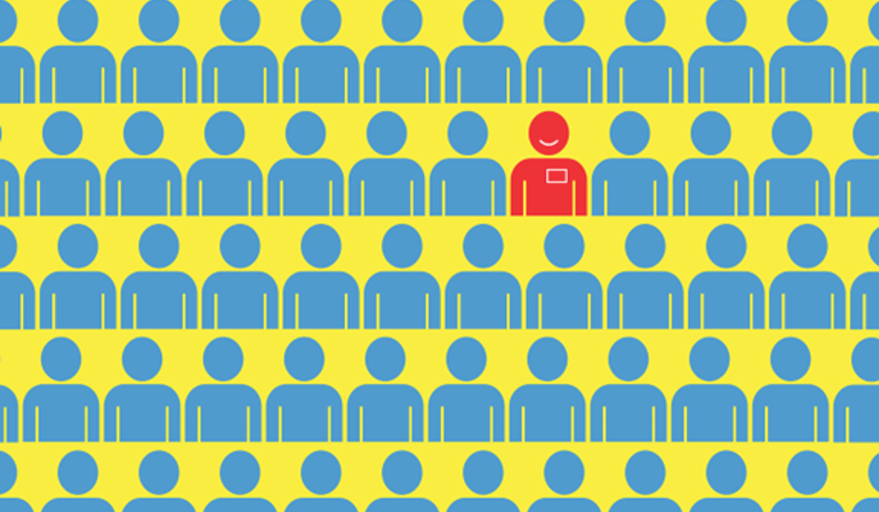 En röd personikon med namnbricka och leende ansikte sticker ut bland många blåa personikoner på gul bakgrund.