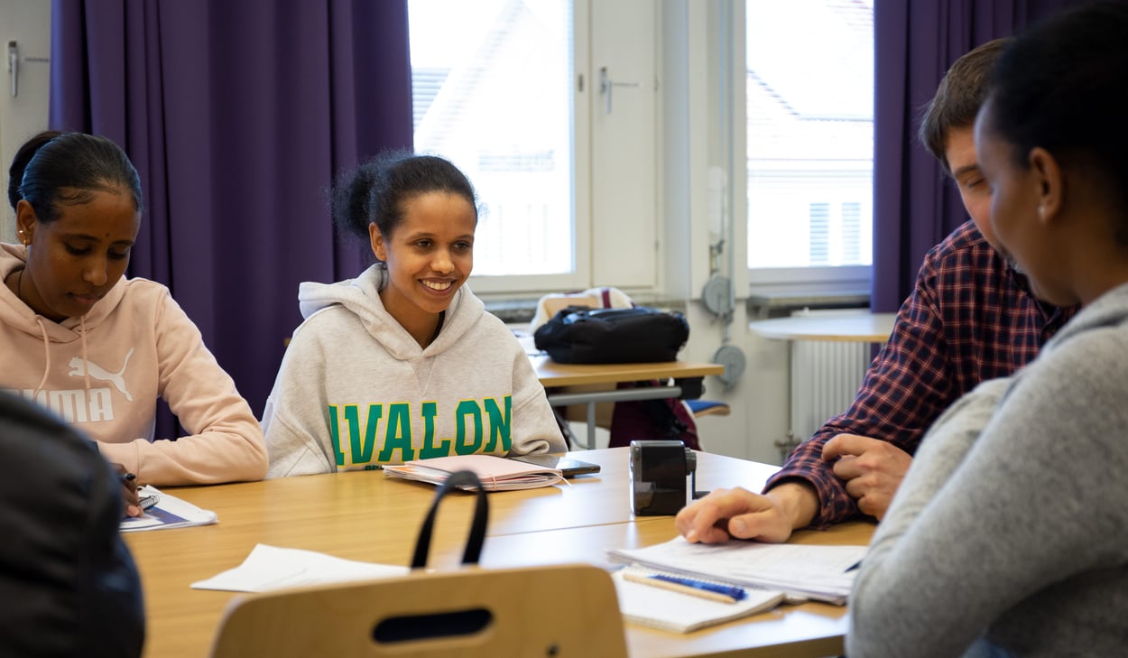 Kursdeltagare som sitter och studerar