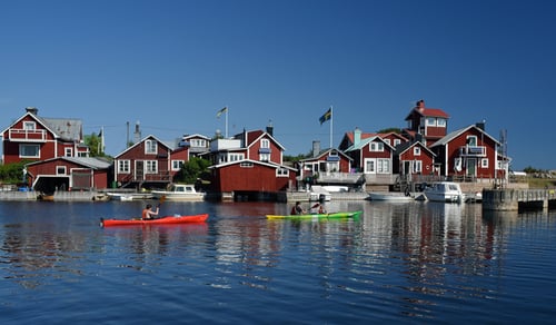 En person i en kajak på ett vattenområde.