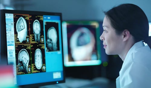 Vårdpersonal vid bildskärm.