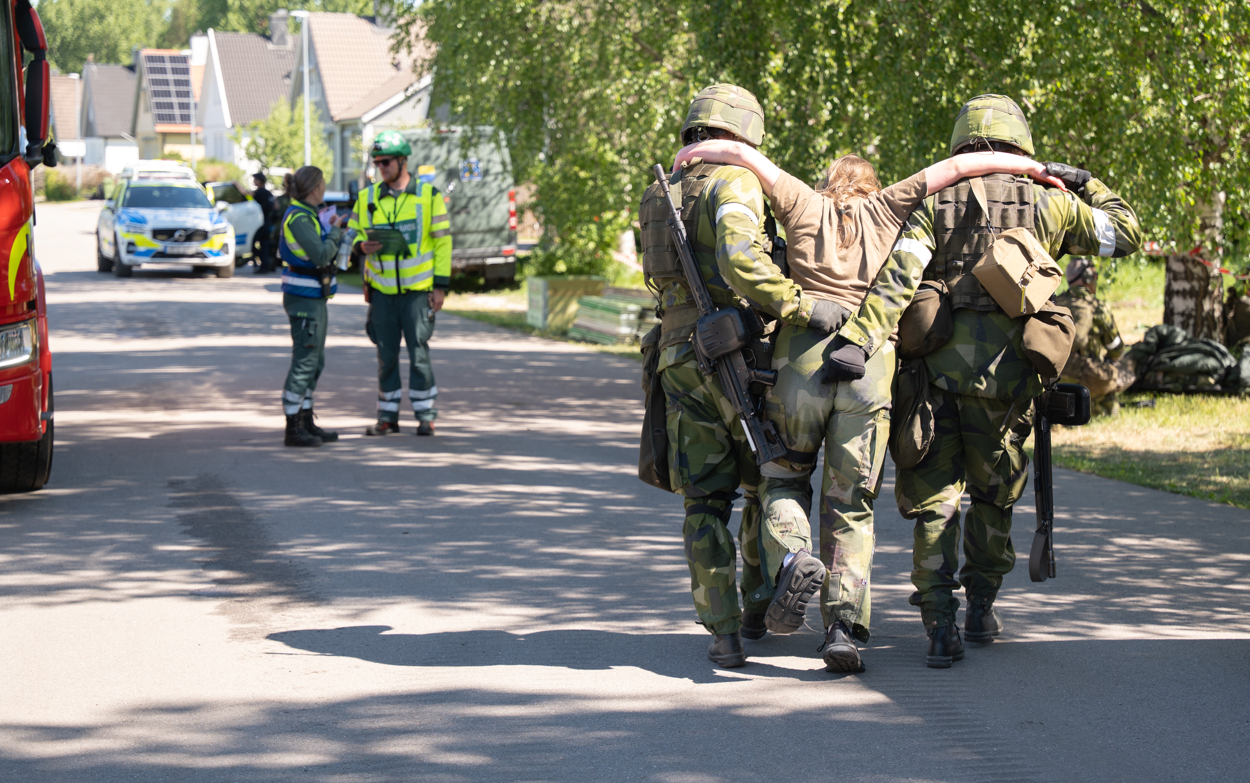 En grupp soldater som går längs en gata.