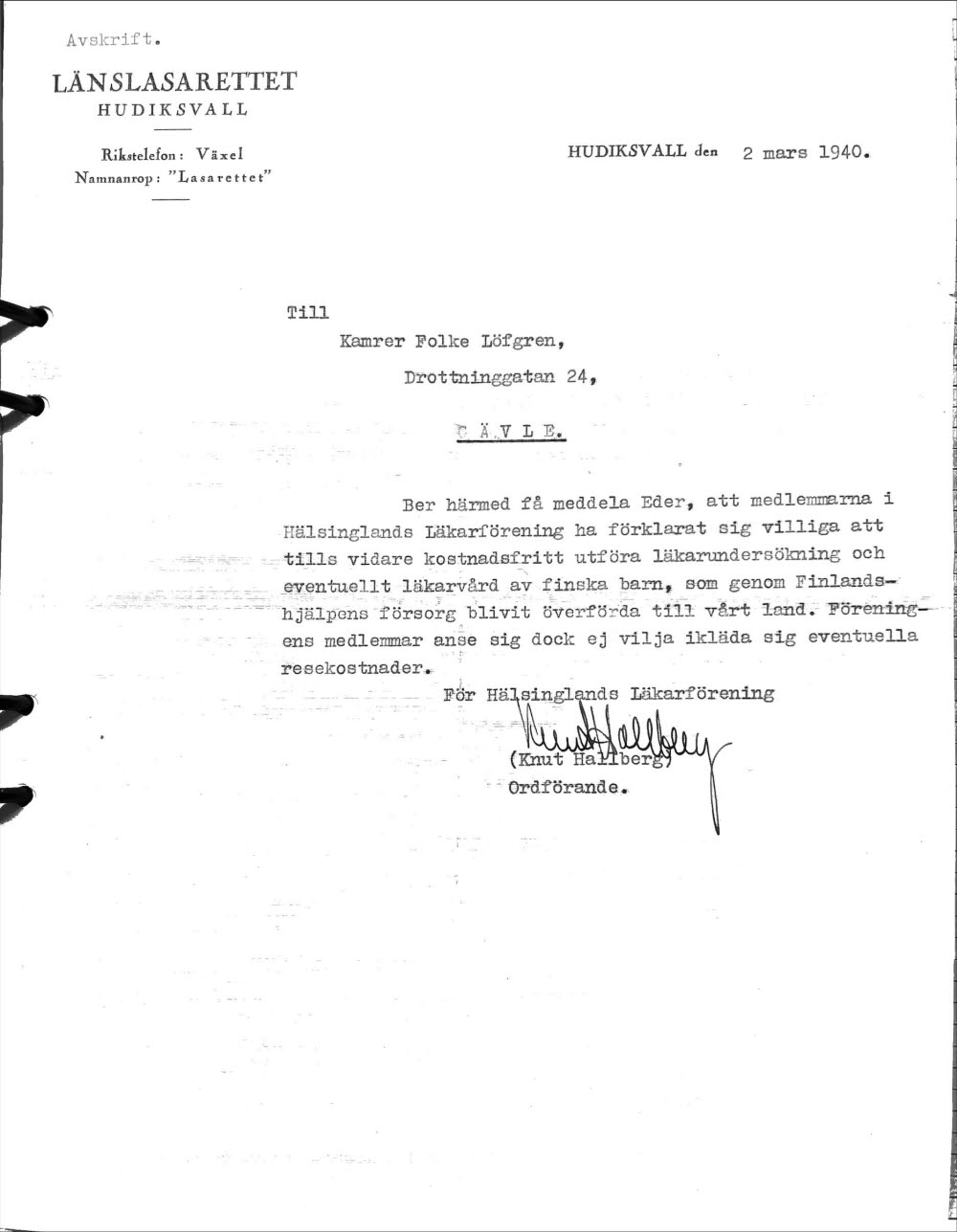 Bilden visar ett brev från Hälsinglands läkarförening 1940. Hälsinglands läkarförening meddelade i ett brev att deras medlemmar var villiga att genomföra läkarundersökningar och ge vård gratis till de barn som skickades över till Sverige. Bilden förvaras i regionarkivet.