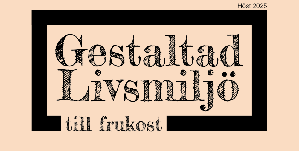 Grafisk bild med texten Gestaltad Livsmiljö till frukost på en aprikos bakgrund och svart ram runt texten.