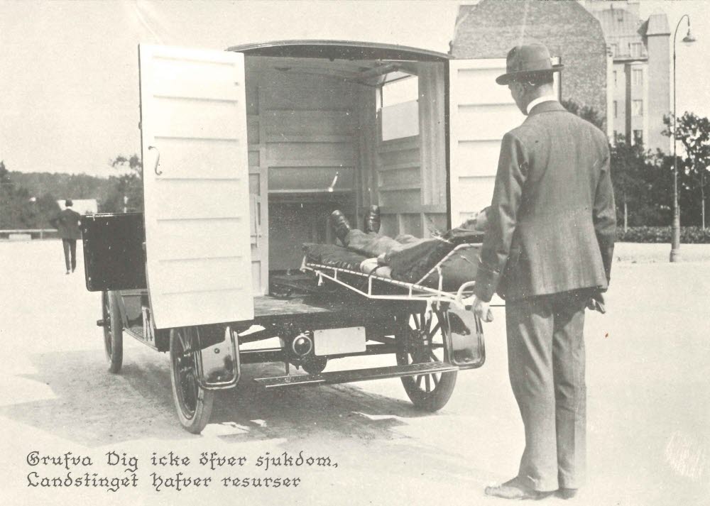 Gammaldags ambulanstransport
Ev 1920-tal
Förare i kostym med patient på bår