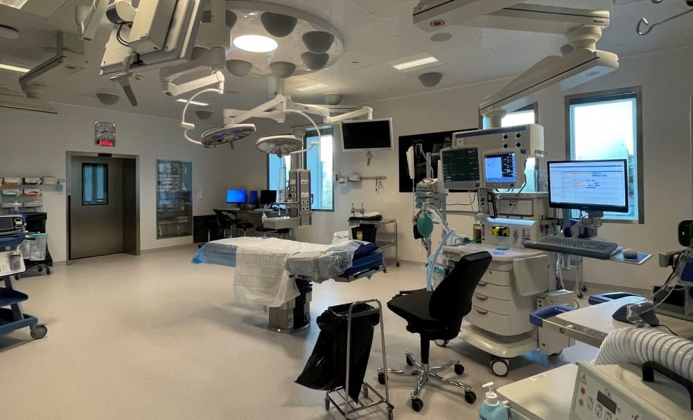 Operationssal på centraloperation i Hudiksvall. Bilden visar en operationsbrits i mitten av rummet och medicinsk teknik i taket.