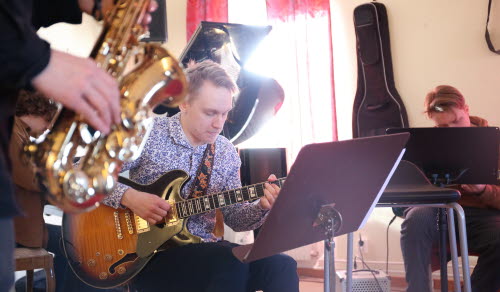 Kursdeltagare som spelar instrument