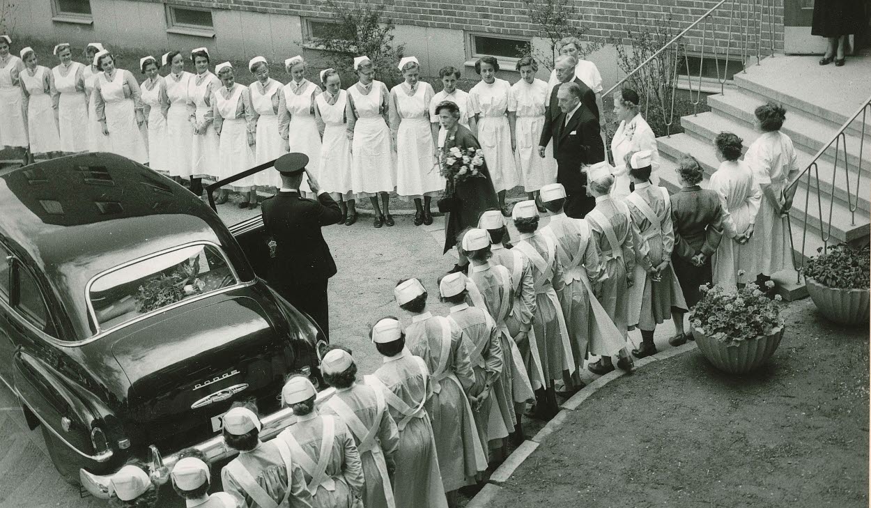 Fotografi taget den 20 juni år 1955 då drottning Louise besökte sjuksköterskeskolan i Gävle.
