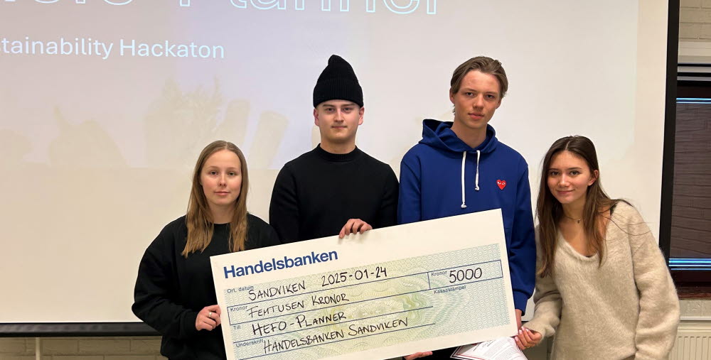 Fyra gymnasieelever tar emot en prischeck.