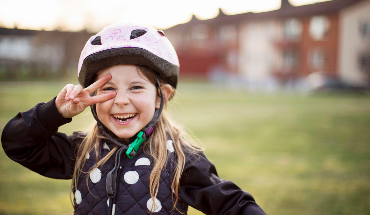 Glatt barn med cykelhjälm