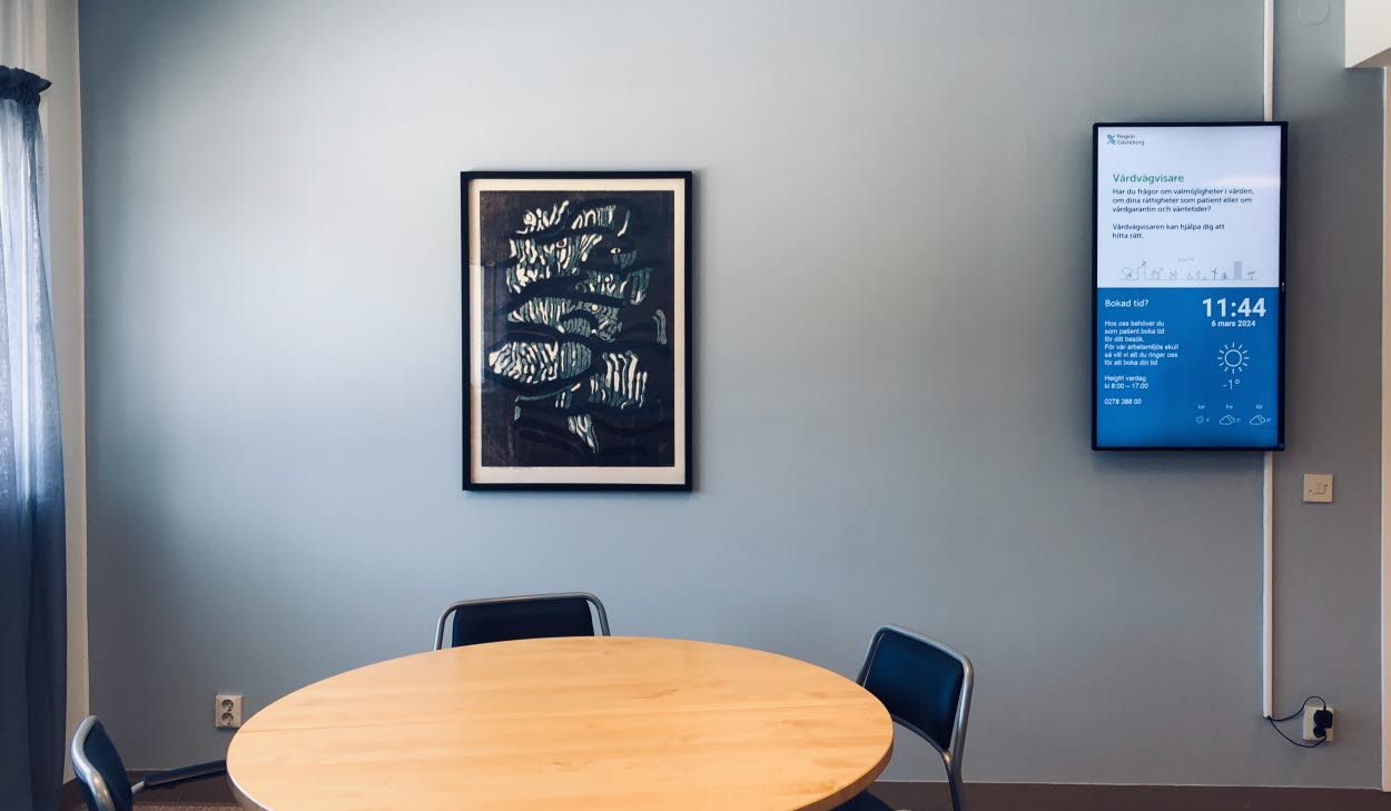 Konstverk på vägg i väntrum