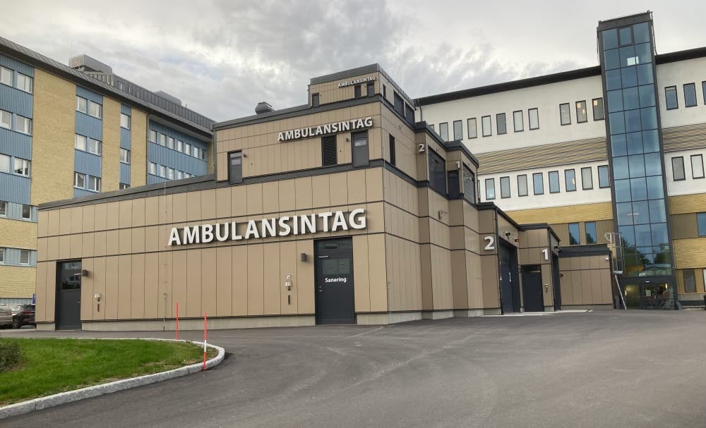 Ambulansintaget vid Hudiksvalls sjukhus. I bilden syns också konstverket som utgörs av flera replika av ambulansintaget på taket.