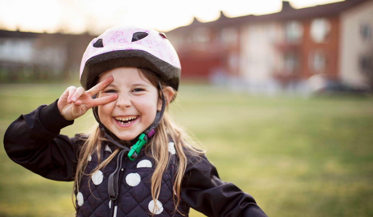 Glatt barn med cykelhjälm