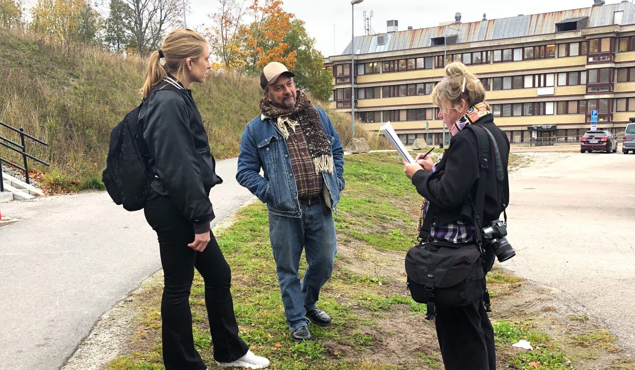 Pressvisning av konstverk vid Hudiksvalls sjukhus. Marco Cueva tillsammans med Linda Bäckström och reporter från Hudiksvalls tidning.