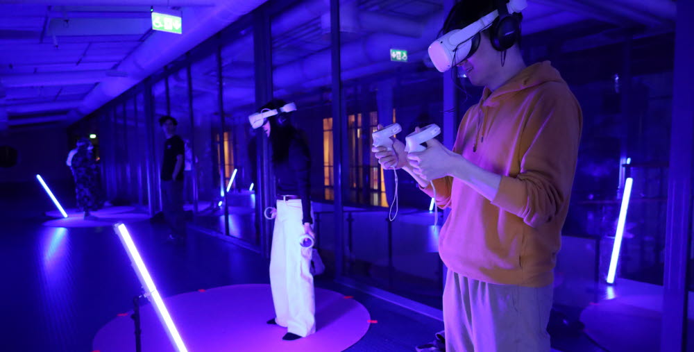 Personer använder VR