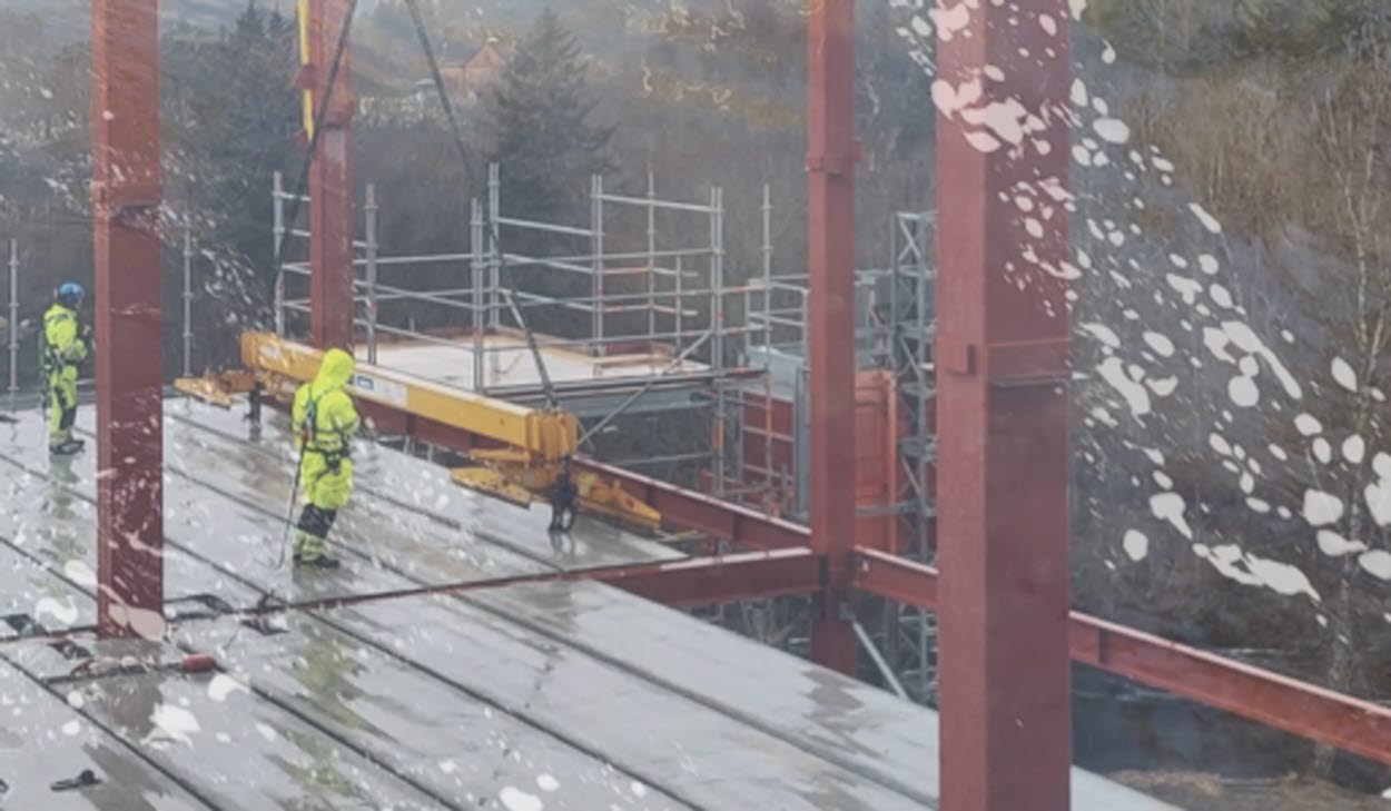 Stillbild ur Bygget vid ån, Lars brink