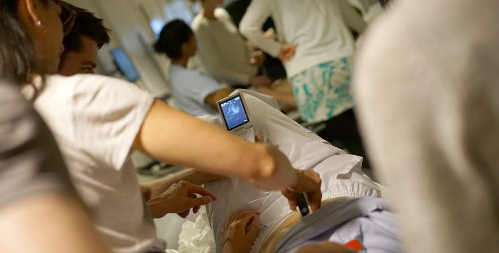 De 25 underläkarna fick testa olika undersökningar. Här undersöker man buken med ett handhållet ultraljudssystem.