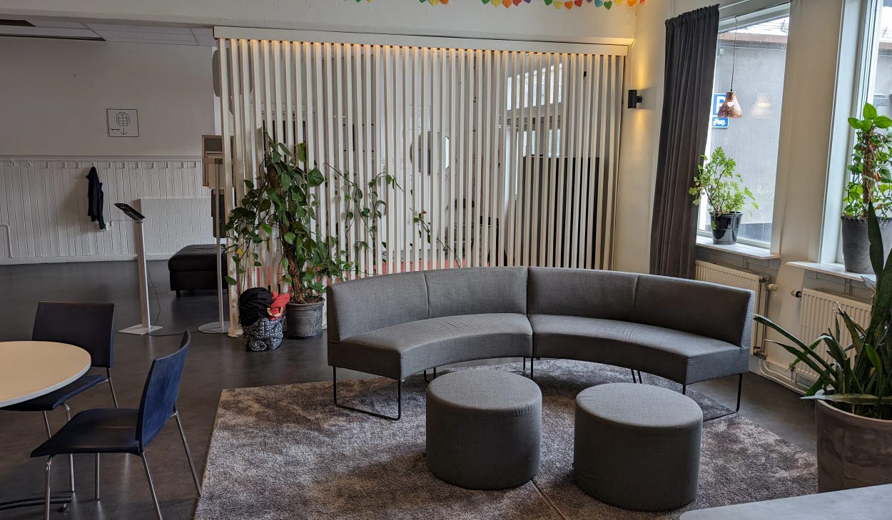 Entrén på Fritidsgården i Hudiksvall sett inifrån. Besökarna kan komma in i lokalen och kika lite genom spaljén innan de bestämmer sig för om de vill stanna en stund.