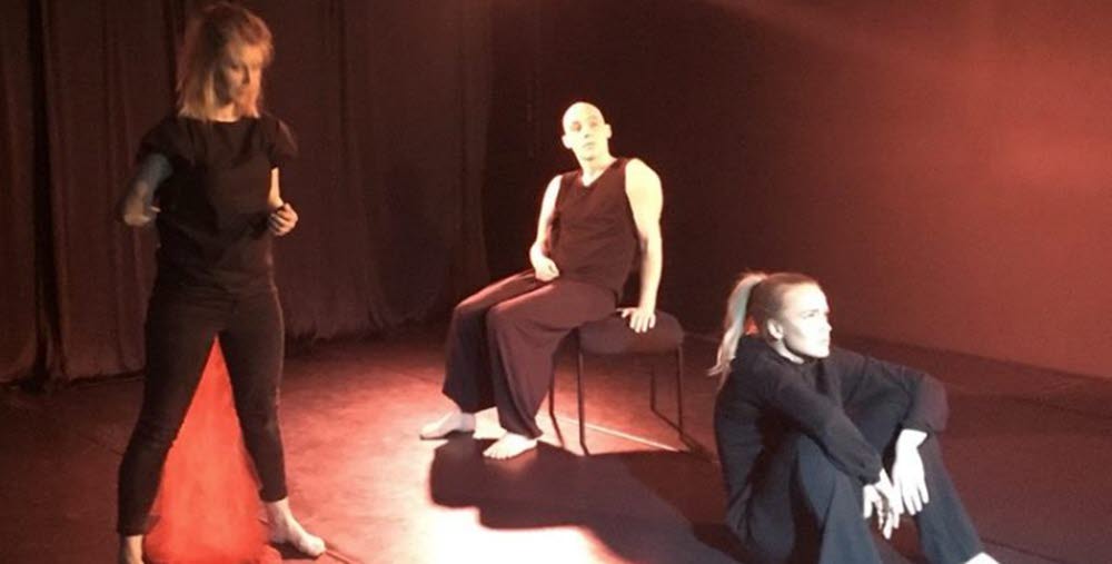 Tre personer i ett scenrum