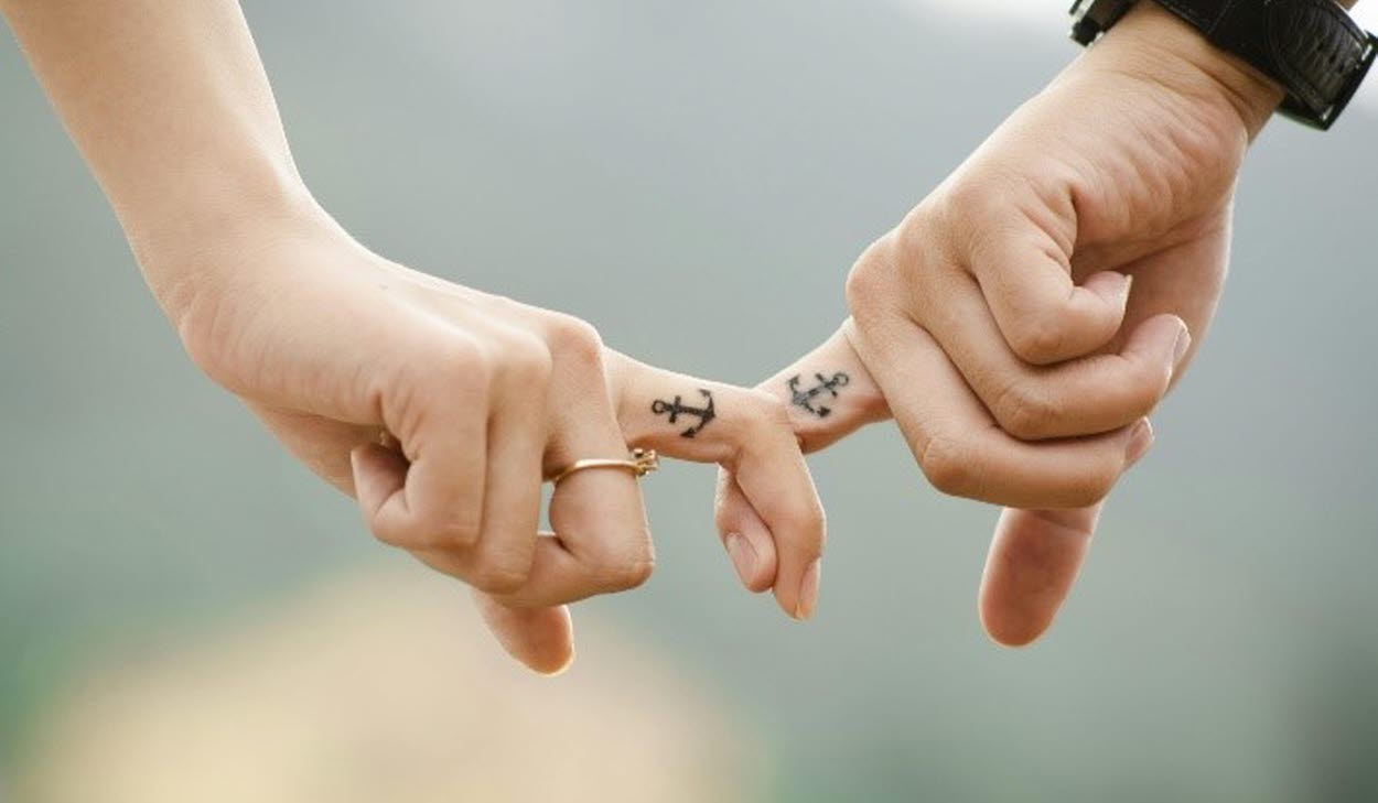 Händer som håller i varandra