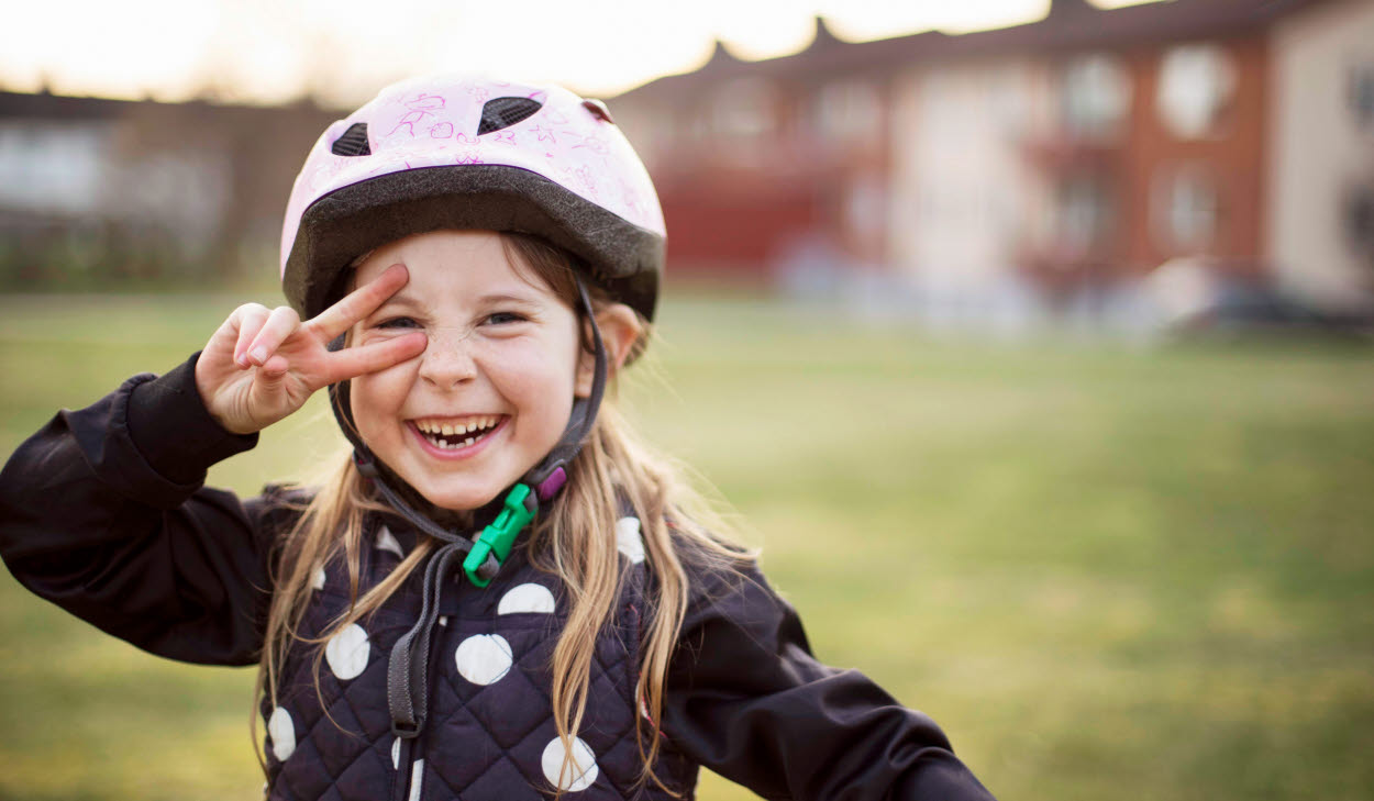 Glatt barn med cykelhjälm
