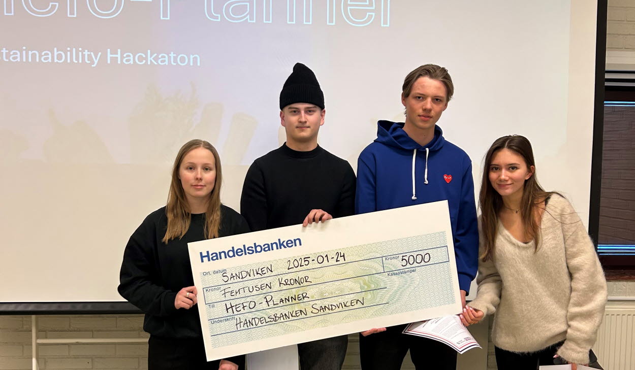 Fyra gymnasieelever tar emot en prischeck.