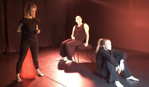 Tre personer i ett scenrum