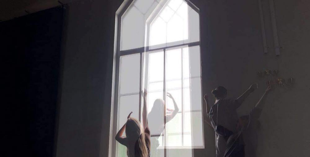 Dansare framför ett fönster