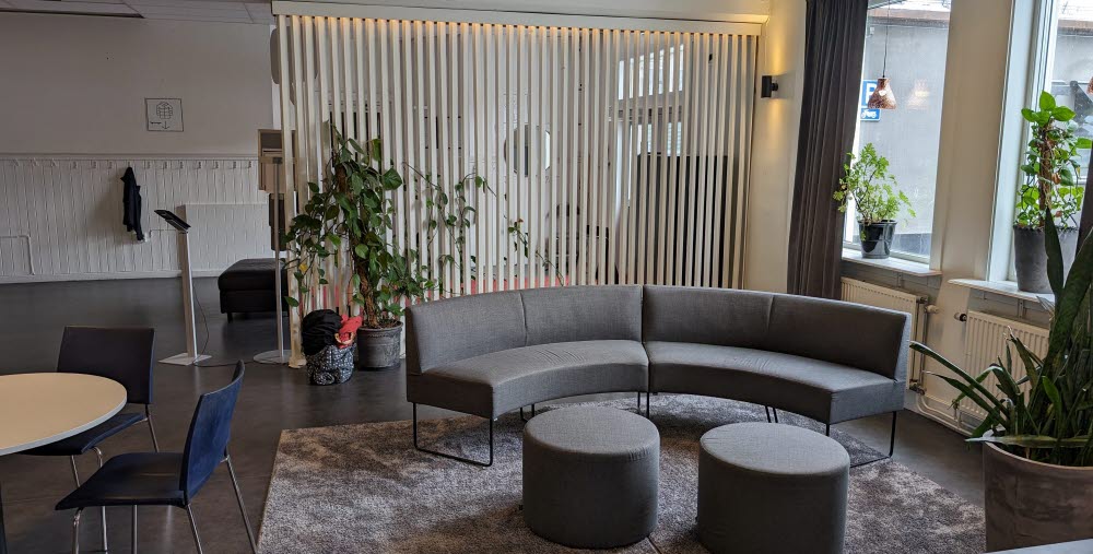 Entrén på Fritidsgården i Hudiksvall sett inifrån. Besökarna kan komma in i lokalen och kika lite genom spaljén innan de bestämmer sig för om de vill stanna en stund. 