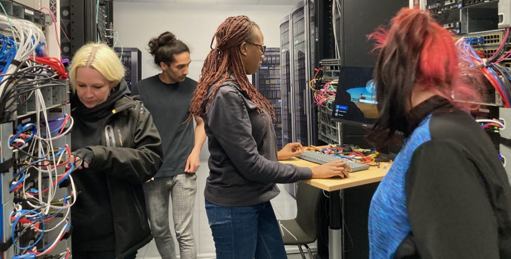 Servertekniker i ett serverrum