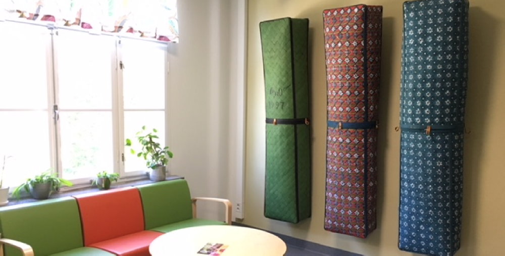 Konstverk hängandes på väggen i ett väntrum