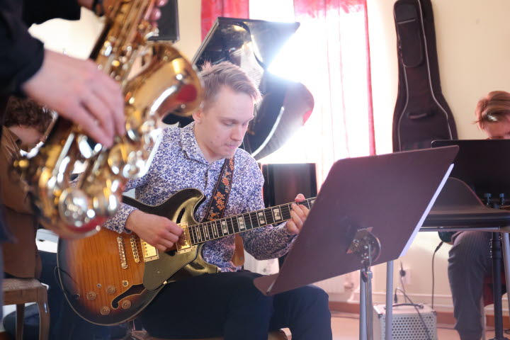 Kursdeltagare som spelar instrument