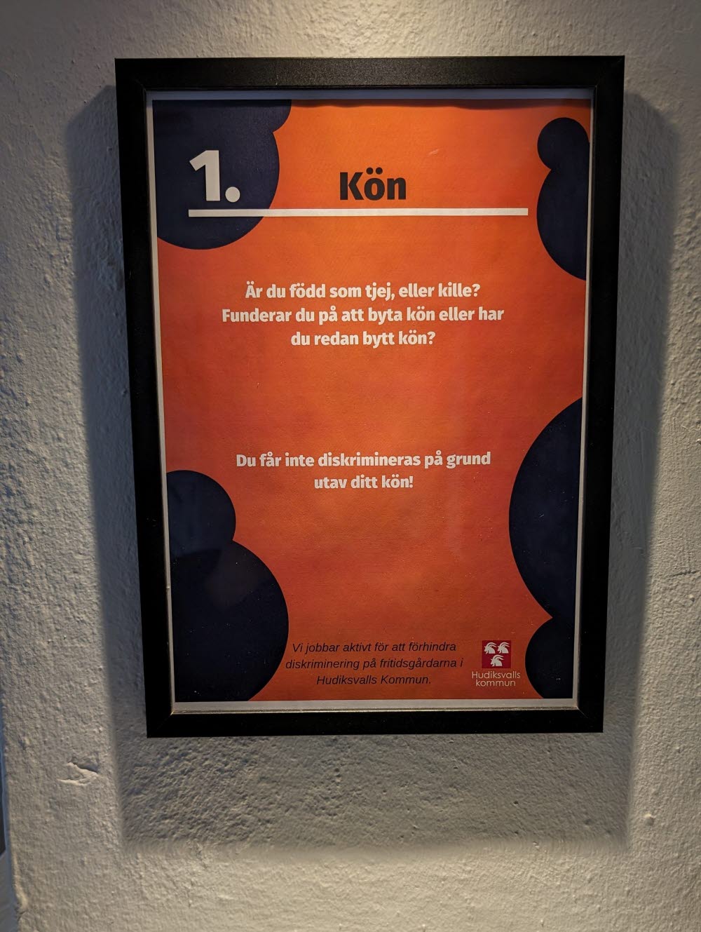 Skylt. Fritidsgårdarna i Hudiksvall arbetar aktivt för att förebygga diskriminering vilket också ses på olika platser i lokalerna.