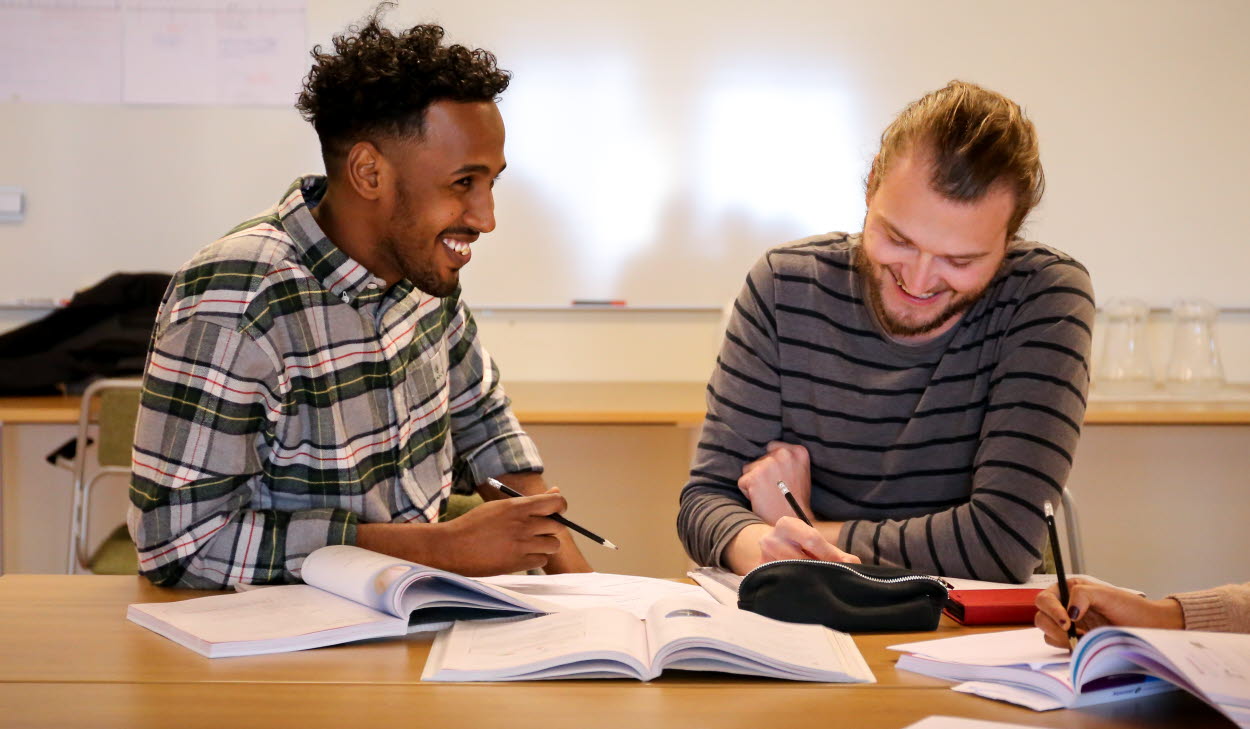 Kursdeltagare som sitter och studerar