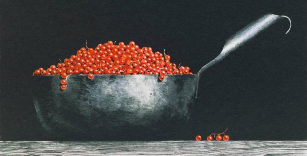 Konsterk Vinbär av Philip von Schantz, en svart panna fylld med vinbär stående på en träbänk med fyra vinbär liggandes utanför pannan, svart bakgrund