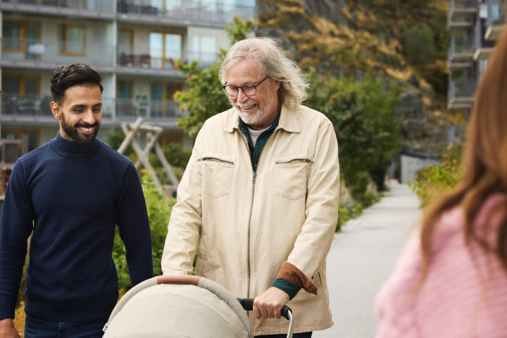 Man som håller två barn i famnen