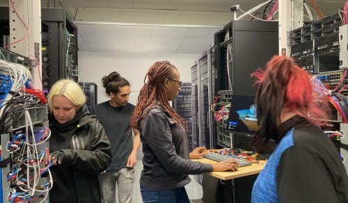 Servertekniker i ett serverrum