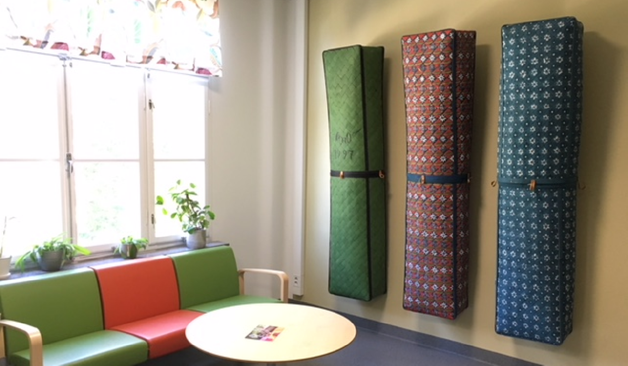 Konstverk hängandes på väggen i ett väntrum