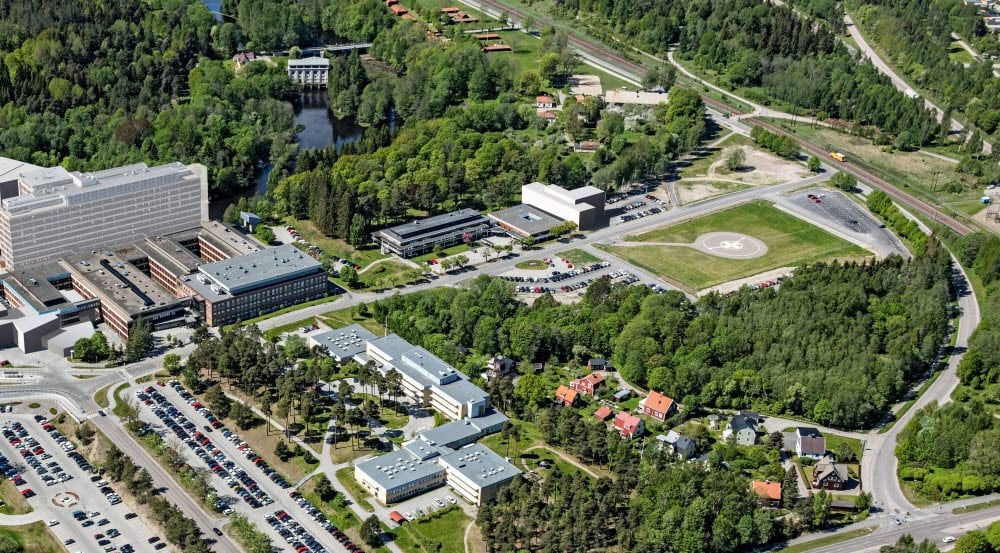 Bilden visar Gävle sjukhusområde med fokus på den norra delen av tomten. Nuvarande helikopterplatta syns i bild och hus 01 skymtar till vänster i bild.