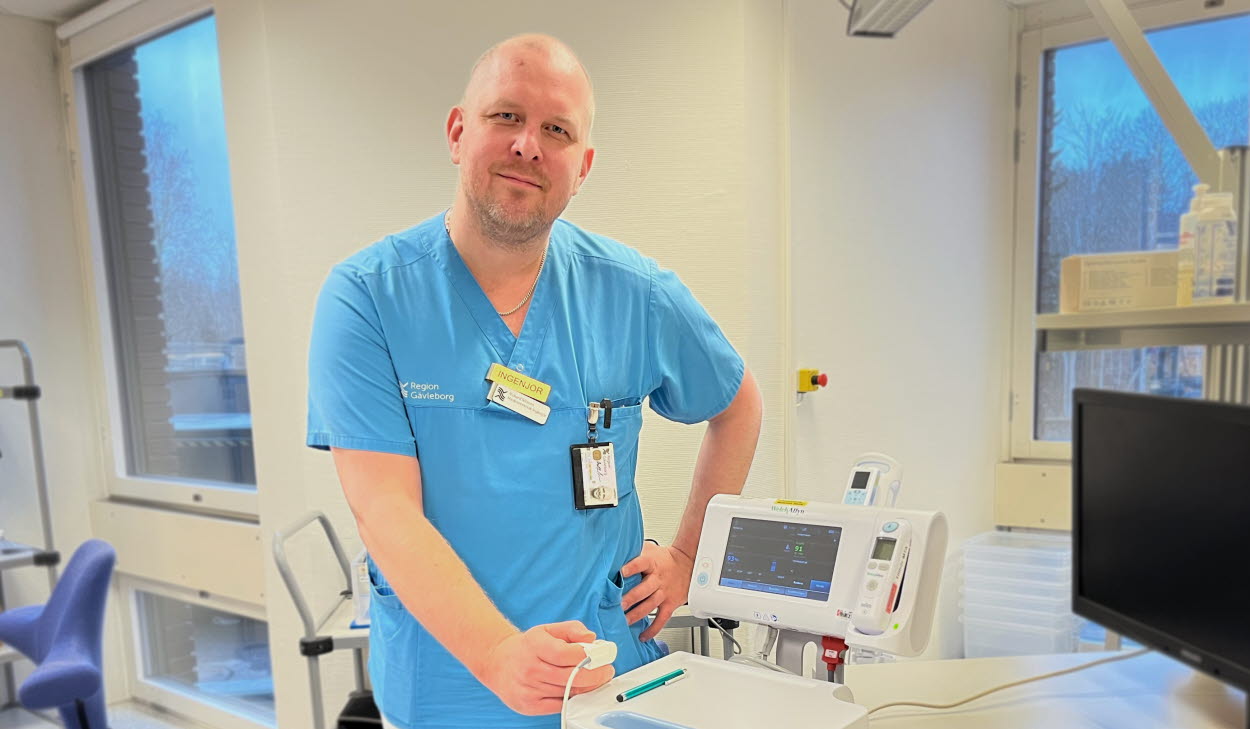 Rickard Nilsson, medicinteknisk ingenjör i Region Gävleborg jobbar med lösning för att vitalparametrar ska föras över automatiskt från monitor till Cosmic.
